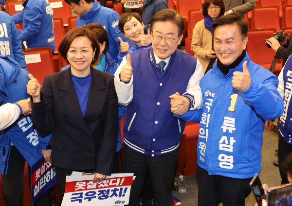 Human rights attorney Cho Soo-jin (left) poses for a photo with Democratic Party of Korea Chair Lee Jae-myung (center) and Ryu Sam-young, a former senior police superintendent, during a party election event held at the Natio<em></em>nal Assembly in Seoul on Wednesday. (Yonhap)